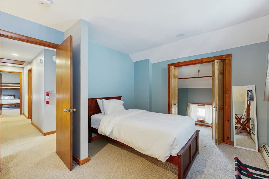 Bedroom with single bed and closet